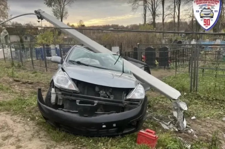 В Дубровском районе Брянщины водитель Nissan врезался в столб и погиб
