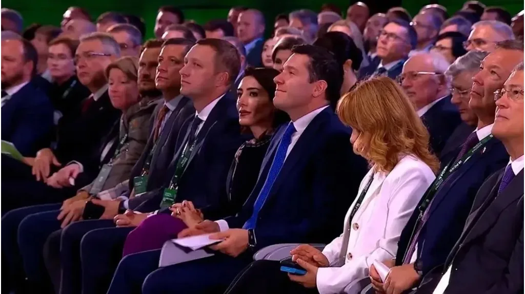 Делегация на пленарном заседании выставки «Золотая осень»