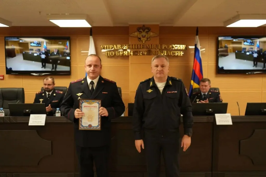 Вручение награды сотруднику УБК МВД