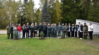 В Дятьковском районе высадили ели и берёзы на мемориале советским воинам