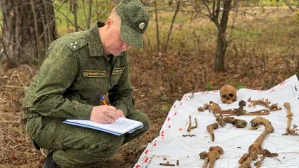 Поисковик документирует найденные останки