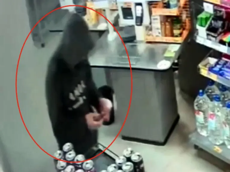 Брянчанка передала кредитную карту и пин-код знакомому и потеряла 36 тысяч рублей