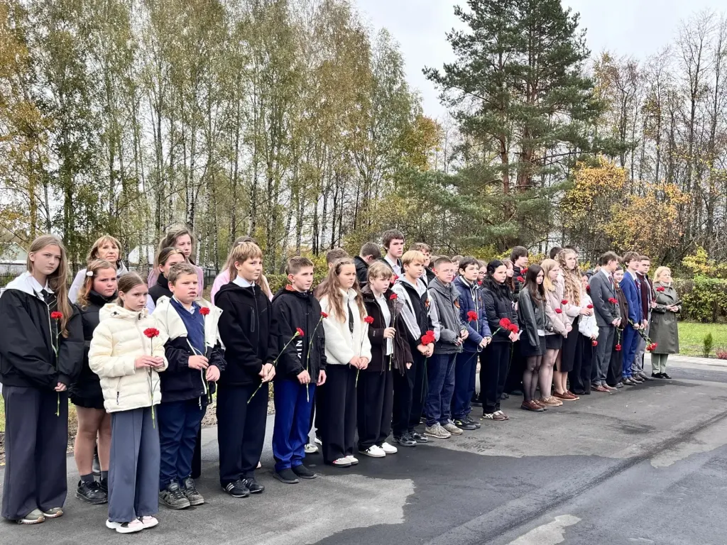 Ученики школы с цветами на линейке памяти
