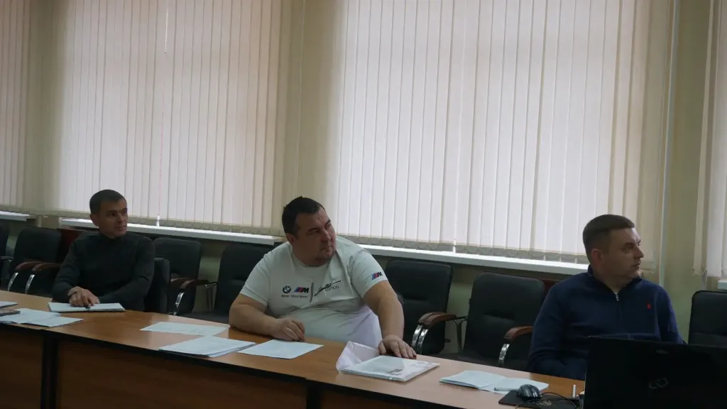 Люди сидят за столом на официальном мероприятии