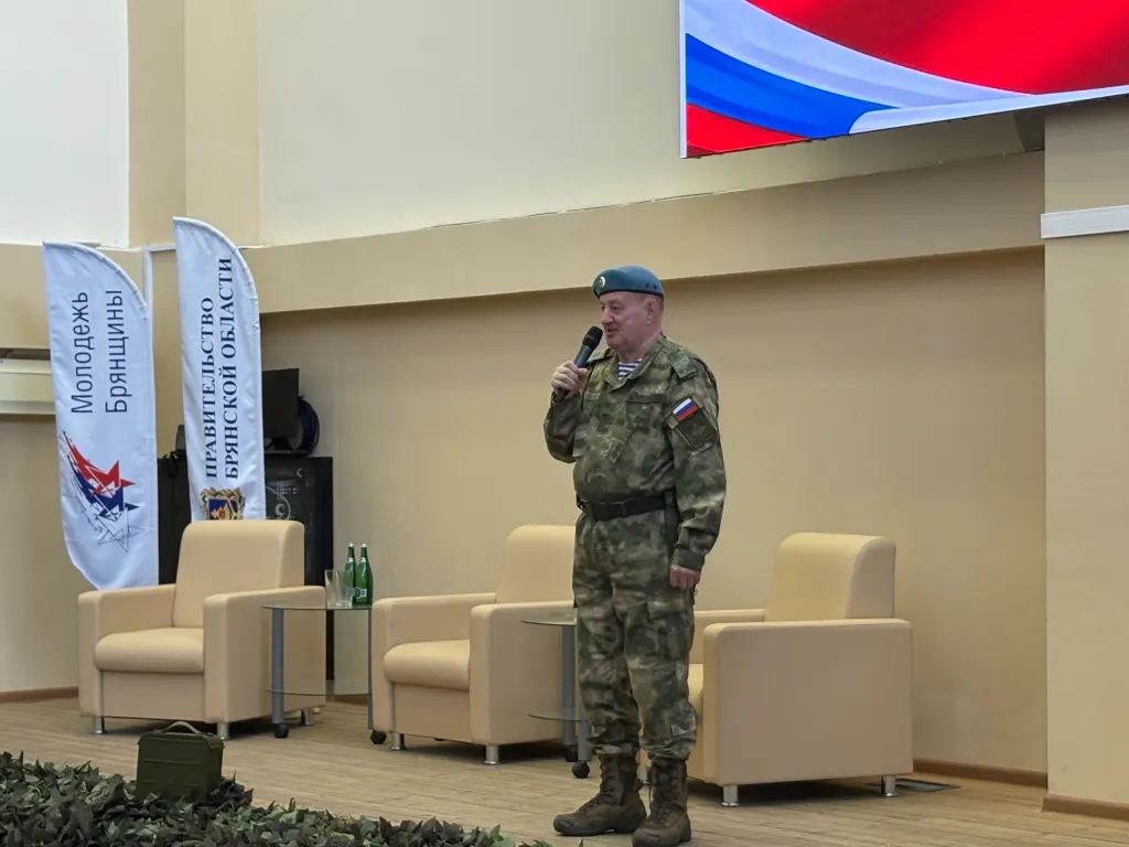 Выступление участника форума в военной форме