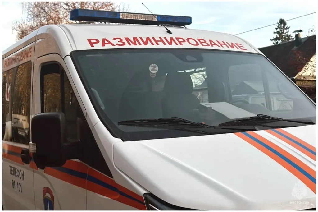 Спецмашина разминирования готовится к операции