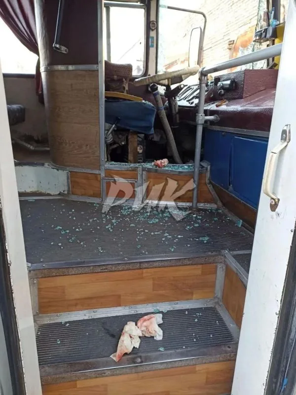 Повреждённый автобус с выбитыми стёклами