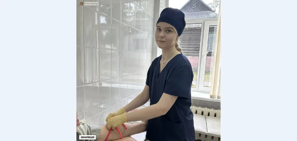 Молодая медсестра проводит процедуру пациенту