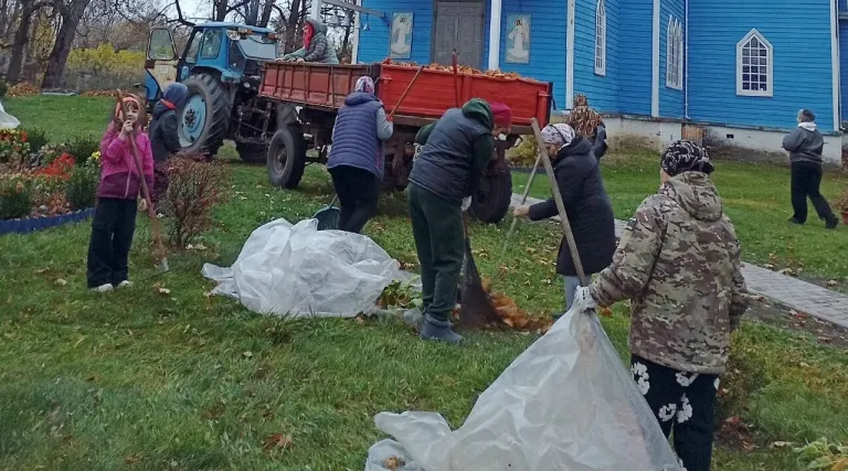 В храме села Душатин провели осенний субботник