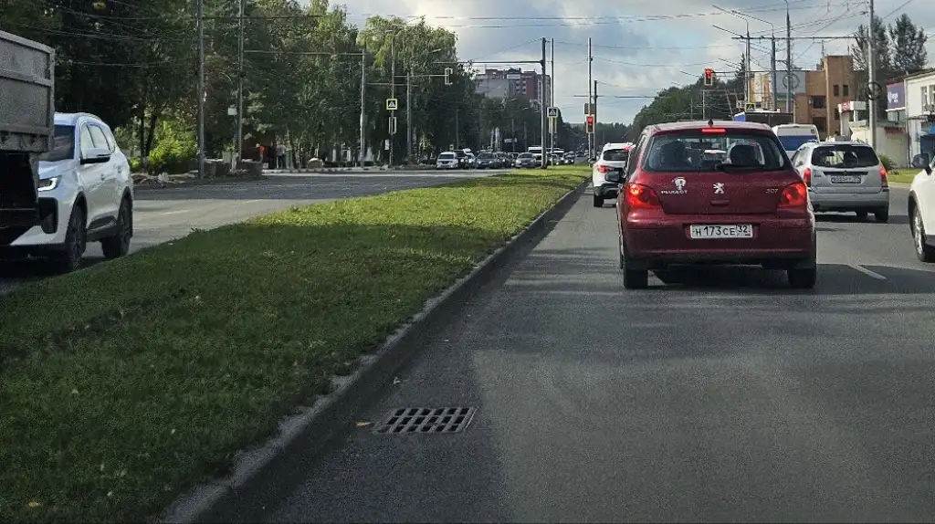 Проспект Станке Димитрова без забора и разделительной полосы