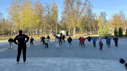 Брянцы вышли на утреннюю зарядку в Фокинском районе в рамках программы «Активное долголетие»