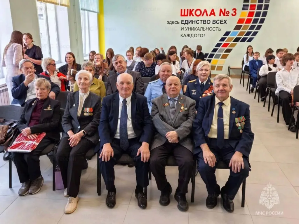 Ветераны МЧС на уроке мужества в школе