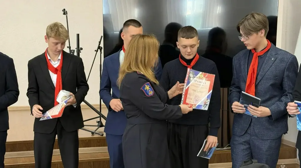 Ребята из дружины получают награды на конкурсе