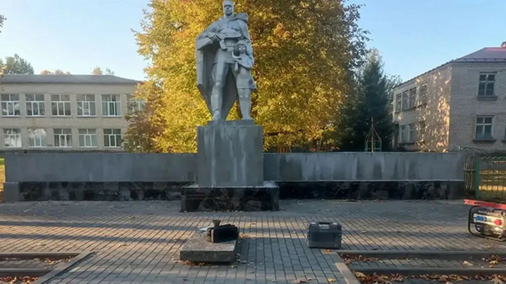Мемориал советских воинов в селе Сновское