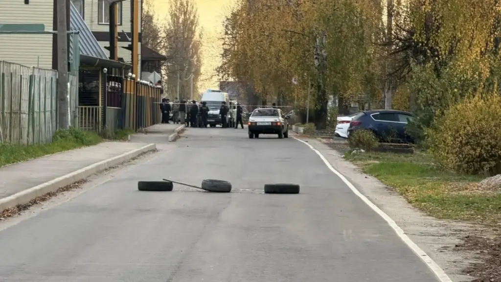 Перекрытая улица с работающими спецслужбами в Брянске
