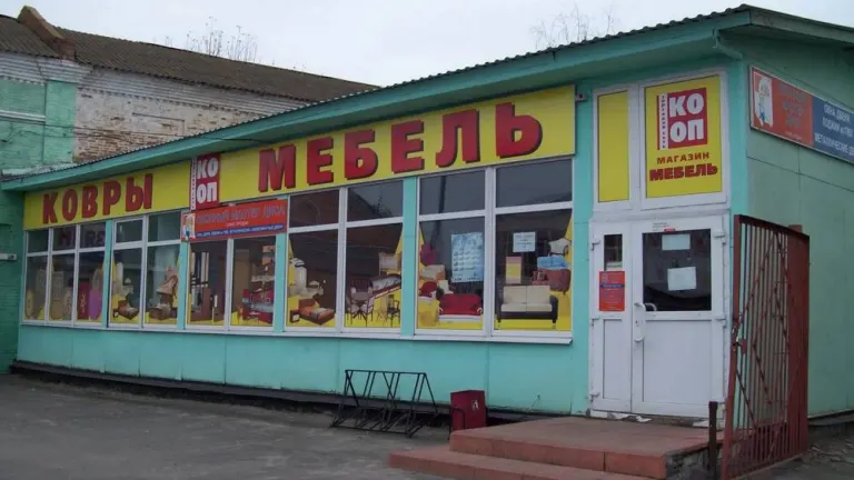 В обстреливаемом Погаре выставили на продажу ресторан, магазины и склад