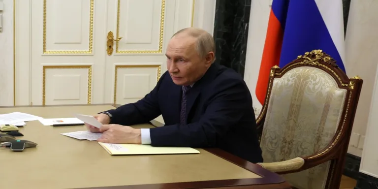 Путин поручил разработать программу восстановления торговых и логистических объектов