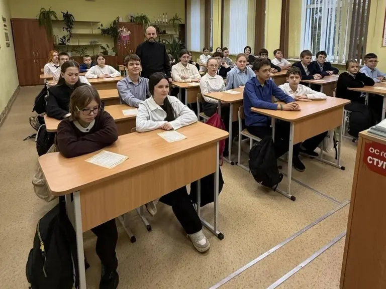 В брянской школе №4 ученики обсудили дружбу с представителем епархии