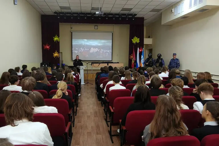 Росгвардейцы провели патриотический урок для брянских гимназистов