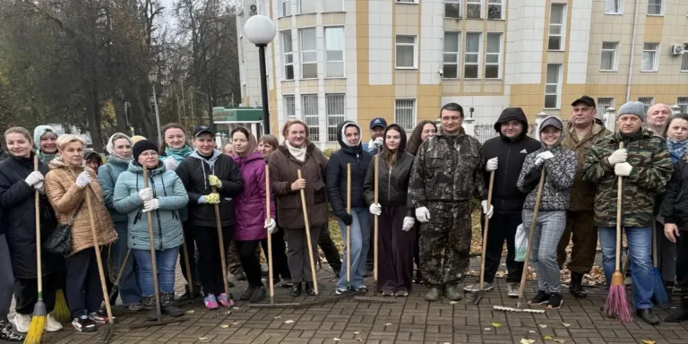 Более 120 чиновников Брянска провели уборку города в пятницу