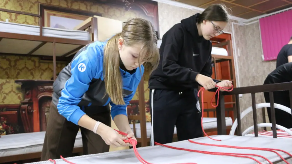 Школьники отрабатывают навыки спасательской подготовки