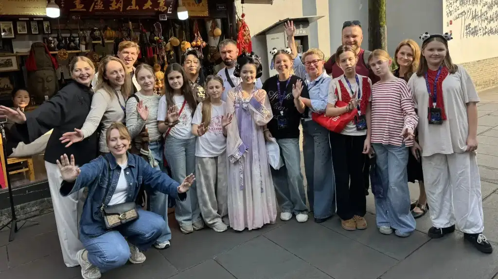 Брянский коллектив и участники фестиваля в Чэнду