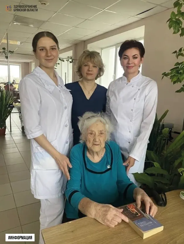 Пожилая пациентка с медицинским персоналом в больнице