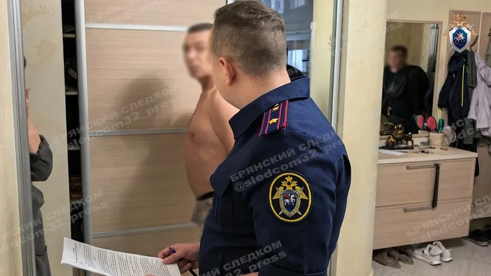 Сотрудник СК проводит следственные действия
