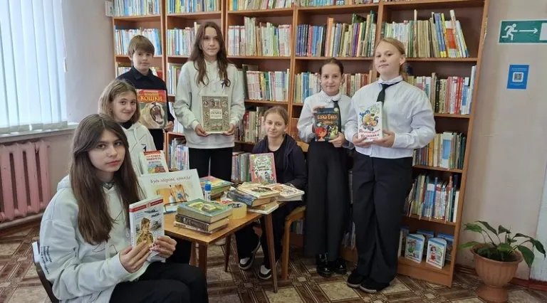 В Суражской детской библиотеке прошла акция по ремонту книг