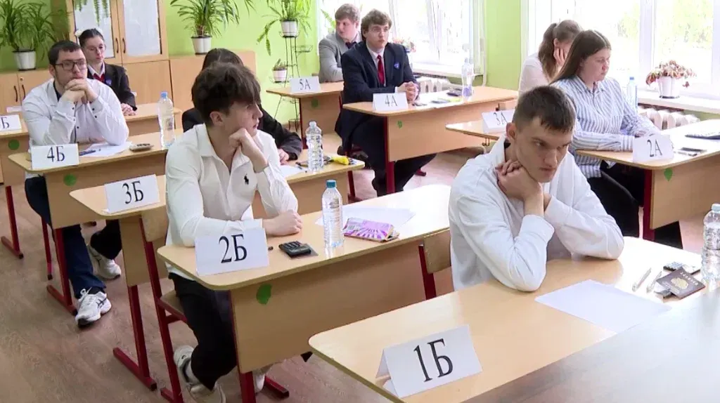 Школьники на экзамене в классе
