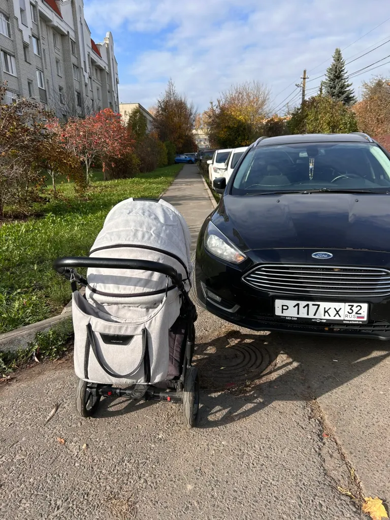 В Брянске маломобильные люди жалуются на припаркованные машины на пандусах