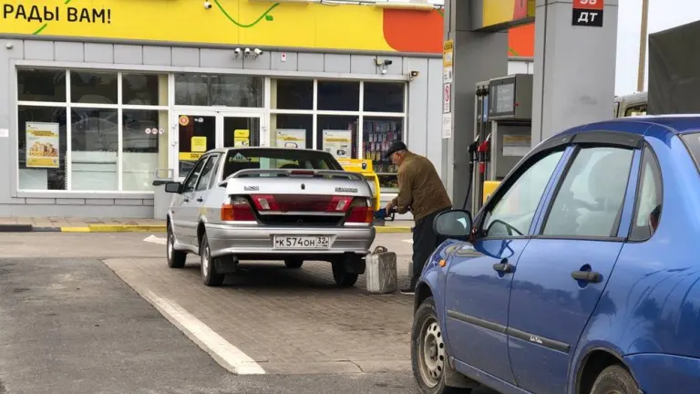 В некоторых регионах разрешили заливать бензин в канистры, но брянцы пока действуют осторожно
