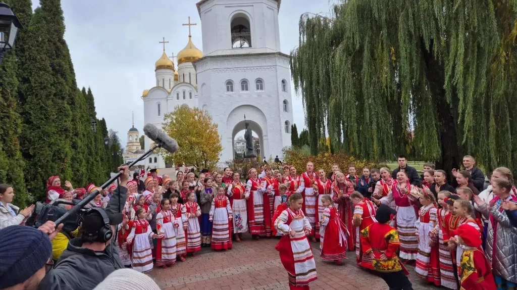 Участники фестиваля в традиционных костюмах