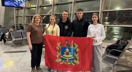 Студенты Брянской области с флагом на слёте