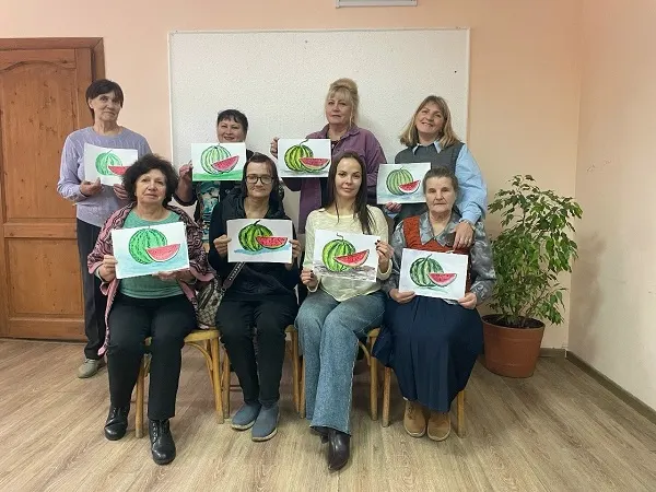 Уроки рисования помогают пожилым злынковчанам развивать творческие навыки