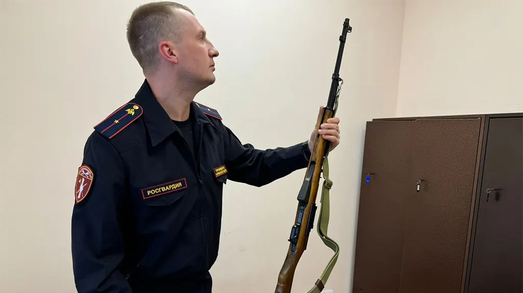 Сотрудник Росгвардии проверяет оружие