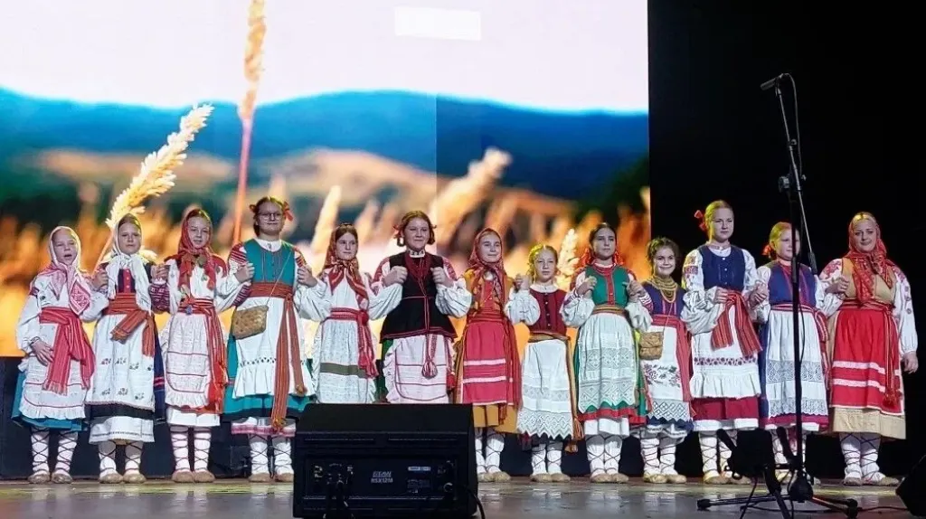 Коллектив в русских народных костюмах на сцене