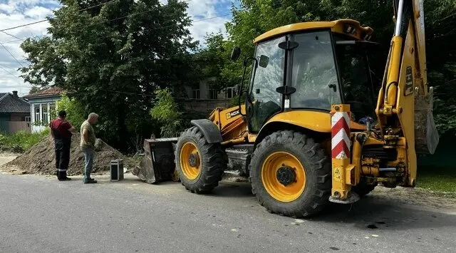Дорожная техника при проведении ремонтных работ на улице
