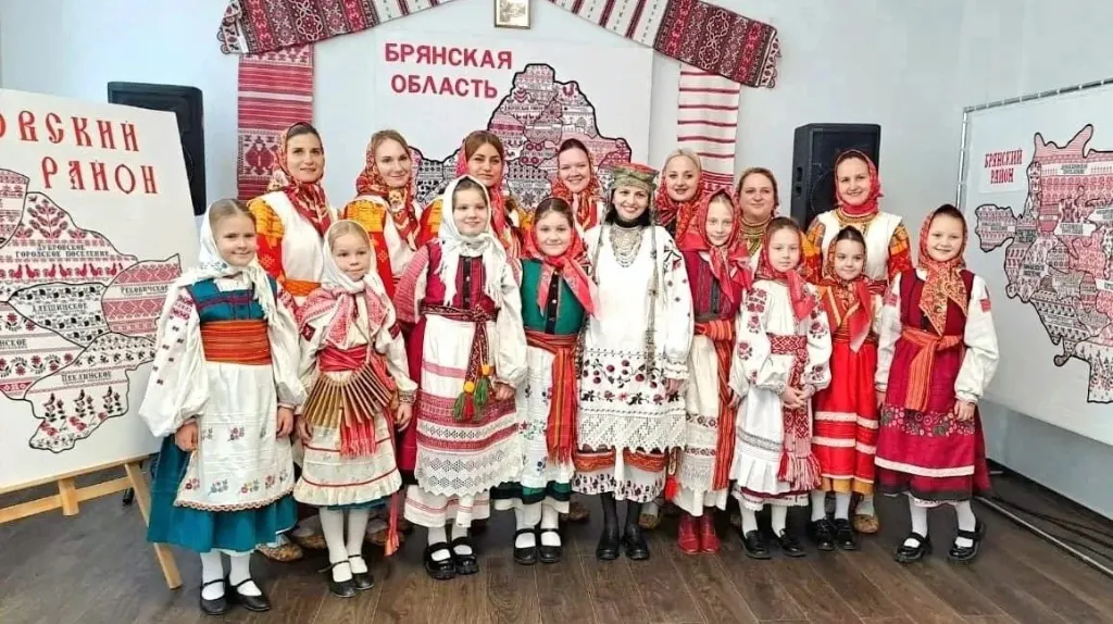Фольклорная студия «Семеюшка» в традиционных костюмах Брянской области