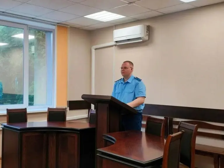 Суд взыскал 215 тысяч рублей с подрядчика за срыв ремонта дороги в Навле