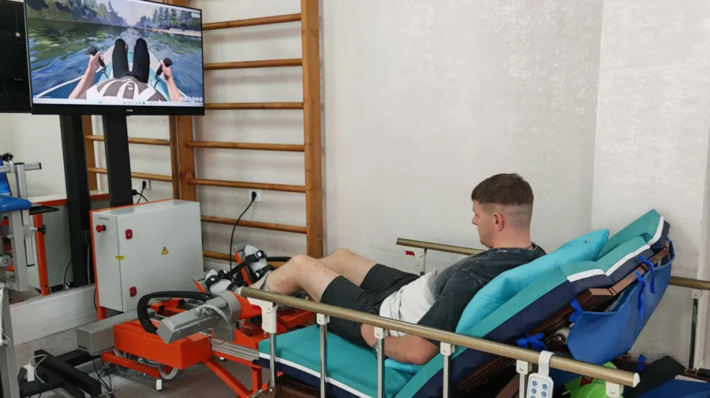 Пациент на реабилитационном оборудовании в центре