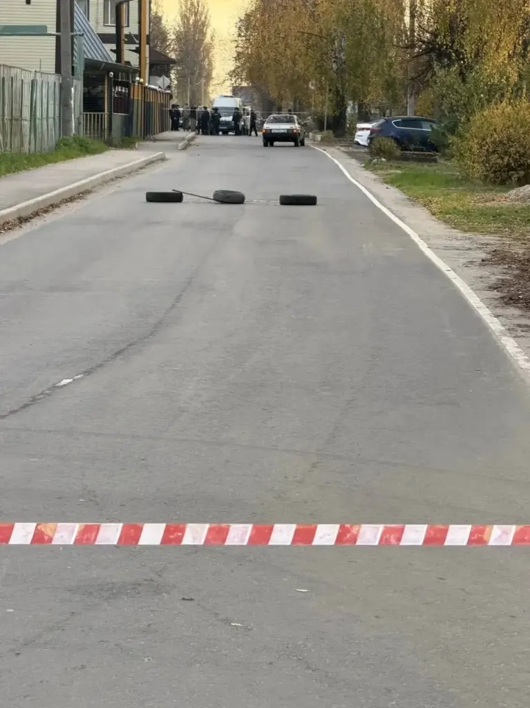 Перекрытая улица с оперативными службами в Брянске