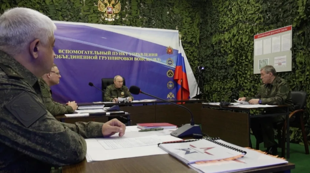 Совещание командования на пункте управления войск