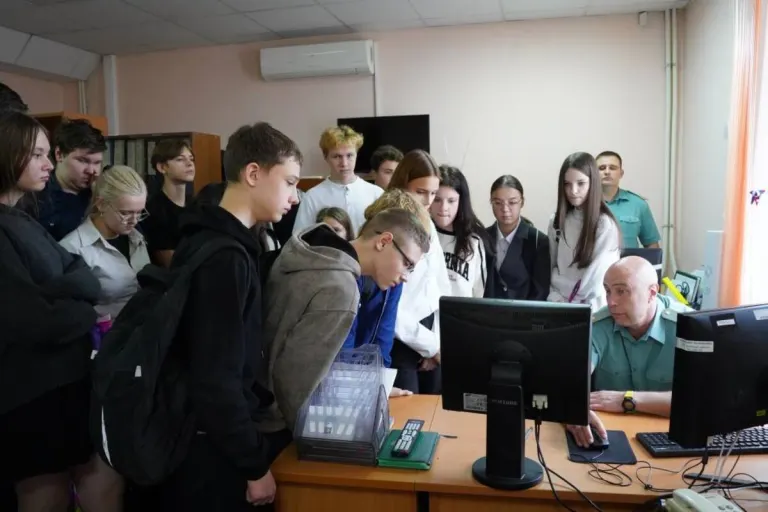 Брянская таможня провела день открытых дверей для школьников и студентов