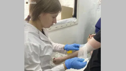 Медсестра берет кровь у донора