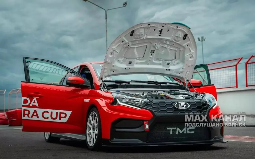 Гоночный автомобиль Lada Iskra красного цвета