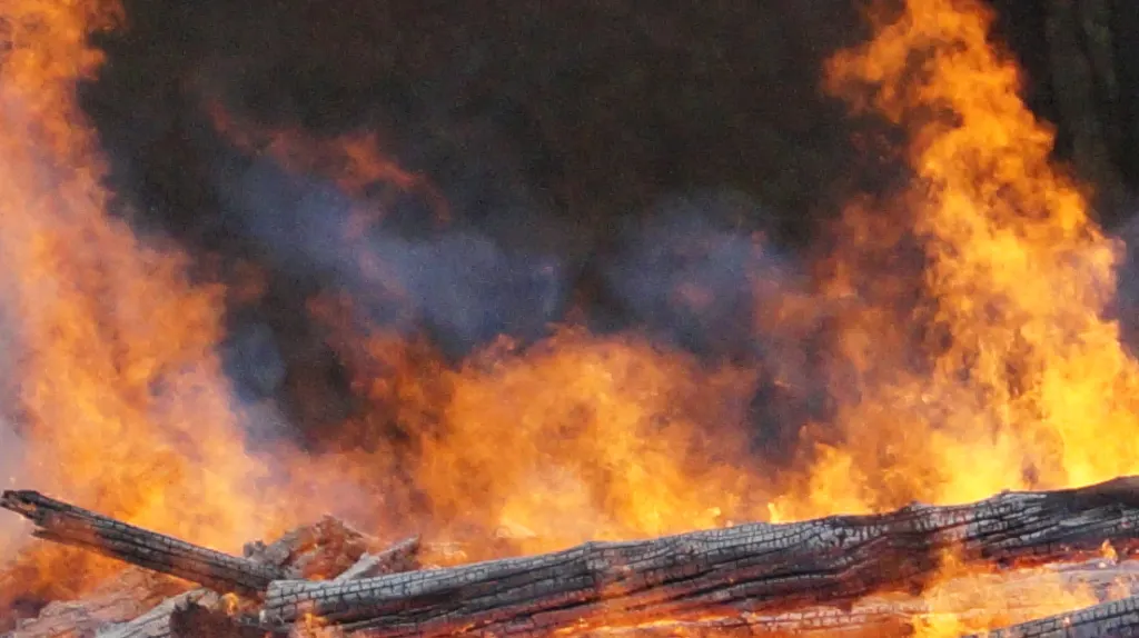 Пожар в жилом доме, огонь и дым