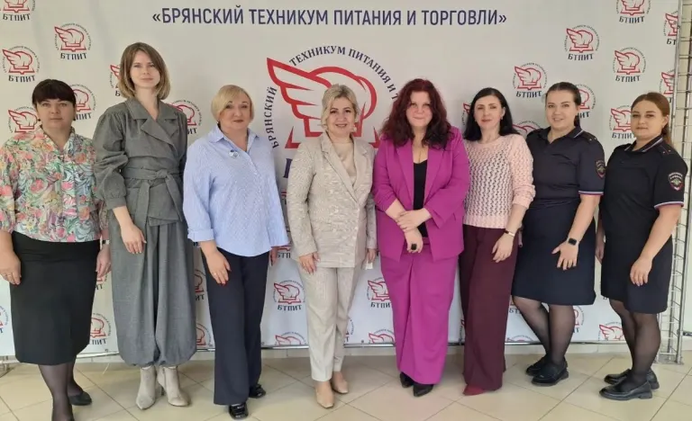 В брянском техникуме прошла встреча первокурсников с представителями силовых структур и правозащитников о безопасности в сети и реальной жизни