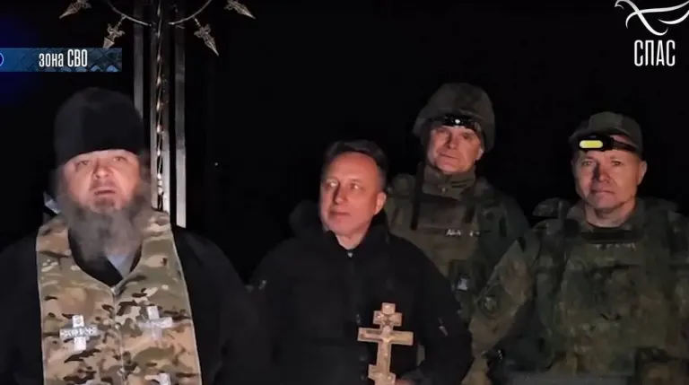 Военный священник установил поклонный крест на границе Брянской области