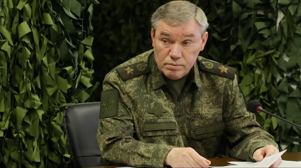 Военный в камуфляже на совещании